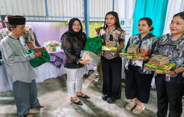 Wakil Ketua Fraksi Hanura-PKB DPRD Medan, Roma Uli Silalahi, berikan souvenir usai gelaran Wasbang ke V TA 2026 di Medan Marelan