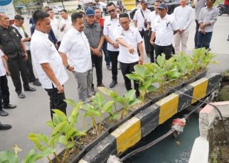 Wakil Wali Kota Medan, Zakiyuddin Harahap, tinjau drainase di Medan Helvetia