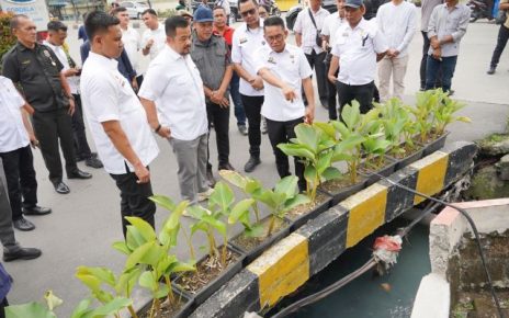 Wakil Wali Kota Medan, Zakiyuddin Harahap, tinjau drainase di Medan Helvetia