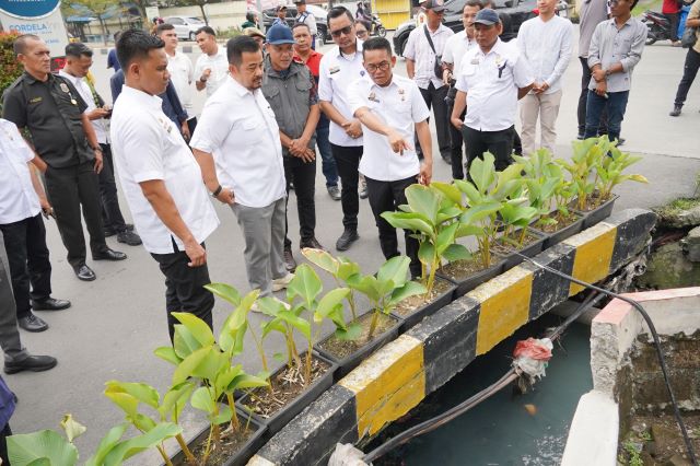 Wakil Wali Kota Medan, Zakiyuddin Harahap, tinjau drainase di Medan Helvetia