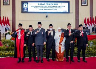 Wali Kota Medan, Rico Tri Putra Bayu Waas, foto bersama usai pelantikan, Sri Rezeki, menjadi Wakil Ketua DPRD Medan sisa masa jabatan 2024-2029