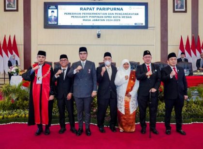 Wali Kota Medan, Rico Tri Putra Bayu Waas, foto bersama usai pelantikan, Sri Rezeki, menjadi Wakil Ketua DPRD Medan sisa masa jabatan 2024-2029