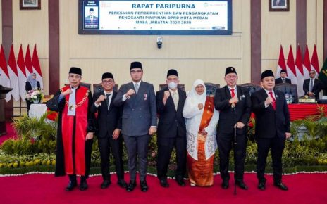 Wali Kota Medan, Rico Tri Putra Bayu Waas, foto bersama usai pelantikan, Sri Rezeki, menjadi Wakil Ketua DPRD Medan sisa masa jabatan 2024-2029