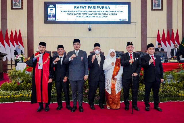Wali Kota Medan, Rico Tri Putra Bayu Waas, foto bersama usai pelantikan, Sri Rezeki, menjadi Wakil Ketua DPRD Medan sisa masa jabatan 2024-2029