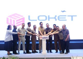 Wali Kota Medan, Rico Tri Putra Bayu Waas, tekan tombol sirine saat peluncuran e-loket