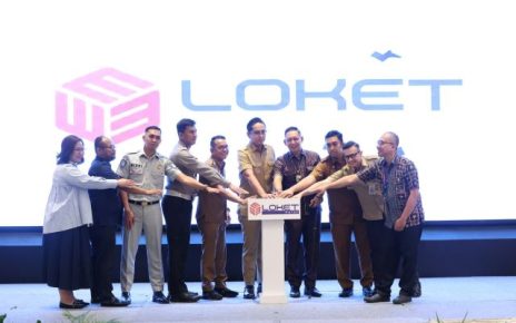 Wali Kota Medan, Rico Tri Putra Bayu Waas, tekan tombol sirine saat peluncuran e-loket