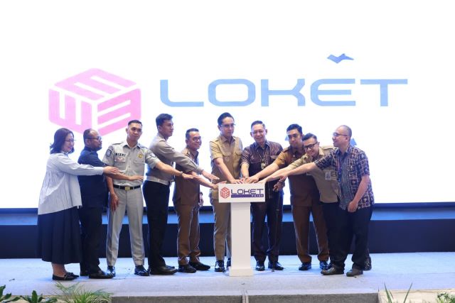 Wali Kota Medan, Rico Tri Putra Bayu Waas, tekan tombol sirine saat peluncuran e-loket