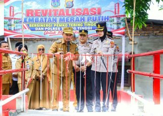Wali Kota Tebingtinggi, Iman Irdian Saragih & Kapolres AKBP Rina Frillya, resmikan Jembatan Merah Putih
