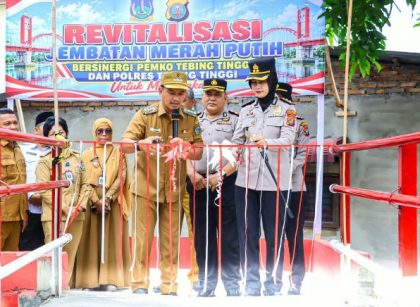 Wali Kota Tebingtinggi, Iman Irdian Saragih & Kapolres AKBP Rina Frillya, resmikan Jembatan Merah Putih