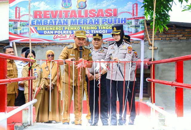 Wali Kota Tebingtinggi, Iman Irdian Saragih & Kapolres AKBP Rina Frillya, resmikan Jembatan Merah Putih