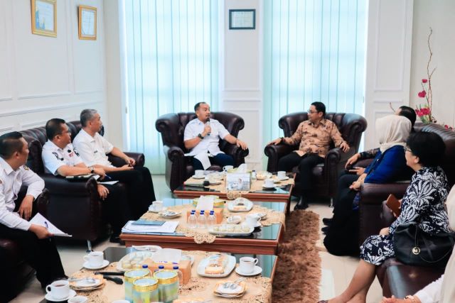 Wali Kota Tebingtinggi, Iman Irdian Saragih, terima kunjungan Kepala Direktorat Jasa Keuangan OJK Sumatera Utara, Yusri,