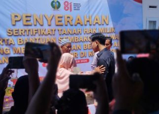 Wapres, Gibran Rakabuming Raka, serahkan sertifikat Huntap Parombunan Sibolga