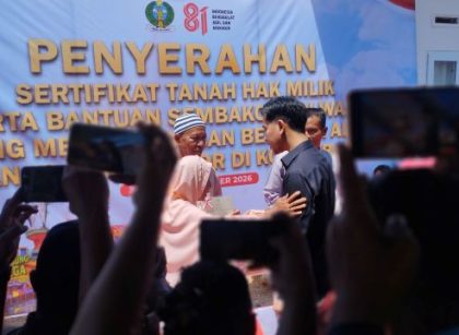 Wapres, Gibran Rakabuming Raka, serahkan sertifikat Huntap Parombunan Sibolga
