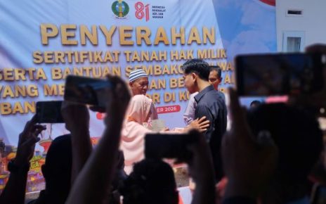 Wapres, Gibran Rakabuming Raka, serahkan sertifikat Huntap Parombunan Sibolga