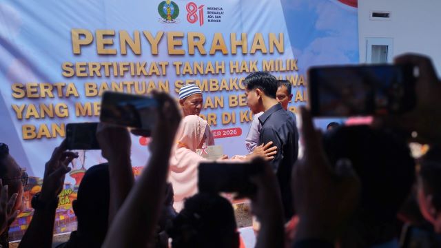 Wapres, Gibran Rakabuming Raka, serahkan sertifikat Huntap Parombunan Sibolga