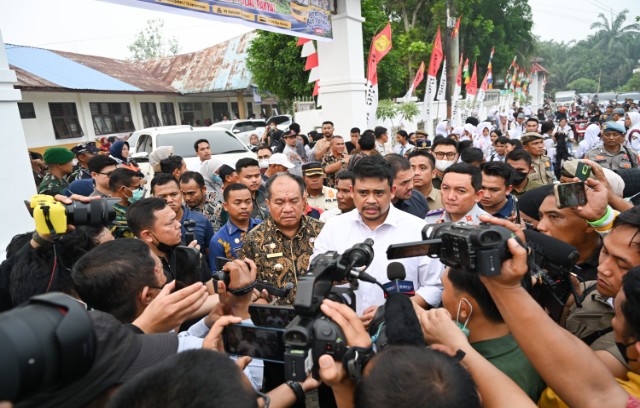 Gubernur Sumut, Bobby Nasution, beri keterangan soal kabut asap