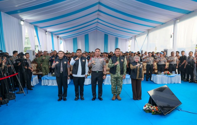 Gubernur Sumut, Bobby Nasution, bersama Kapolri dan Forkopimda di Belawan