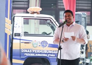 Gubernur Sumut, Bobby Nasution, saat meluncurkan bus perintis di Asahan