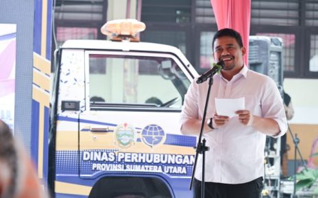 Gubernur Sumut, Bobby Nasution, saat meluncurkan bus perintis di Asahan