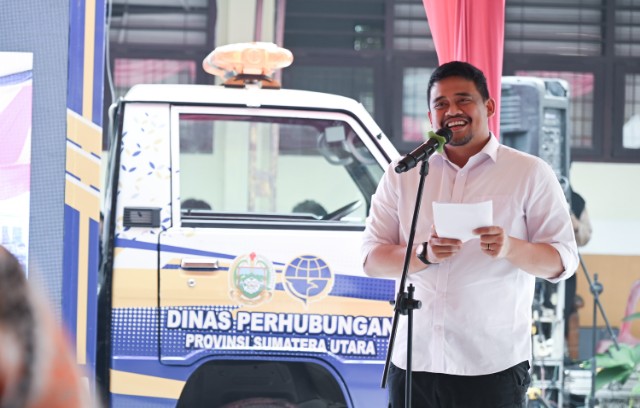 Gubernur Sumut, Bobby Nasution, saat meluncurkan bus perintis di Asahan