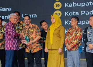 Kadis Kominfo Tebingtinggi, Ghazali Rahman, terima piala Anugerah KI 2026 dari Wakil Gubernur Sumut