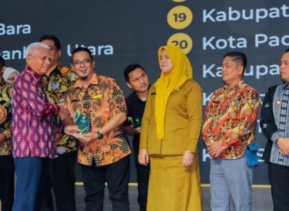 Kadis Kominfo Tebingtinggi, Ghazali Rahman, terima piala Anugerah KI 2026 dari Wakil Gubernur Sumut