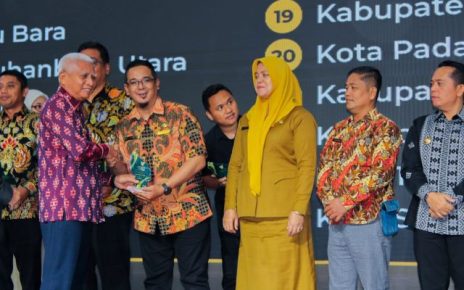 Kadis Kominfo Tebingtinggi, Ghazali Rahman, terima piala Anugerah KI 2026 dari Wakil Gubernur Sumut