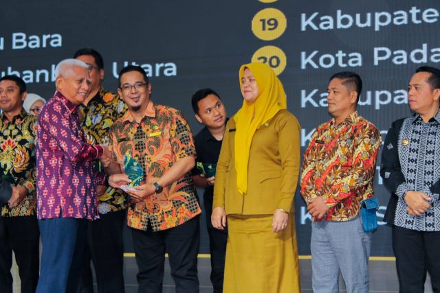 Kadis Kominfo Tebingtinggi, Ghazali Rahman, terima piala Anugerah KI 2026 dari Wakil Gubernur Sumut
