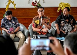 Kepala Dinas LHK Sumut, Heri Wahyudi Marpaung, beri keterangan kepada wartawan di Kantor Gubernur Sumut