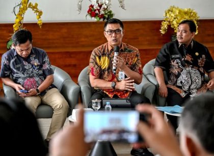 Kepala Dinas LHK Sumut, Heri Wahyudi Marpaung, beri keterangan kepada wartawan di Kantor Gubernur Sumut