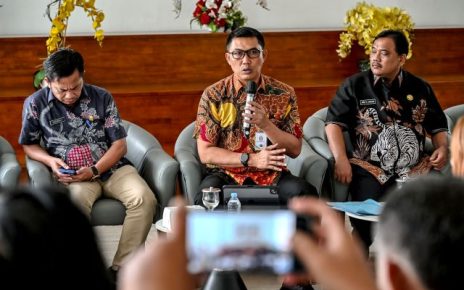 Kepala Dinas LHK Sumut, Heri Wahyudi Marpaung, beri keterangan kepada wartawan di Kantor Gubernur Sumut