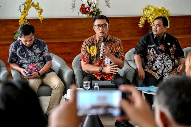 Kepala Dinas LHK Sumut, Heri Wahyudi Marpaung, beri keterangan kepada wartawan di Kantor Gubernur Sumut