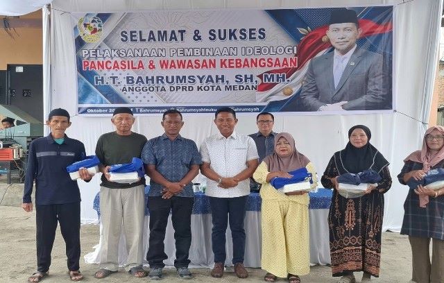 Ketua Fraksi PAN-Perindo DPRD Medan, T. Bahrumsyah, foto bersama usai memberikan souvenir usai menggelar Wasbang bulan Oktober 2026 di Belawan