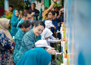 Ketua TP PKK Kota Medan, Airin Rico Waas, pada peringatan hari cuci tangan