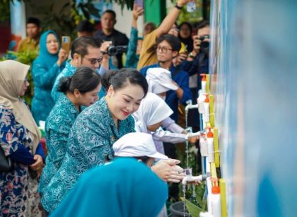 Ketua TP PKK Kota Medan, Airin Rico Waas, pada peringatan hari cuci tangan