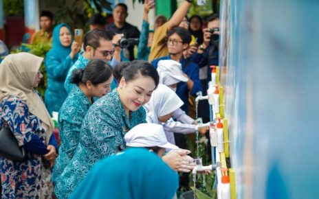 Ketua TP PKK Kota Medan, Airin Rico Waas, pada peringatan hari cuci tangan