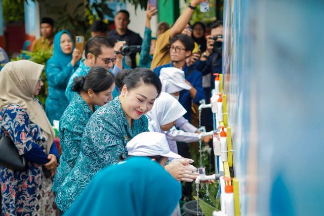 Ketua TP PKK Kota Medan, Airin Rico Waas, pada peringatan hari cuci tangan