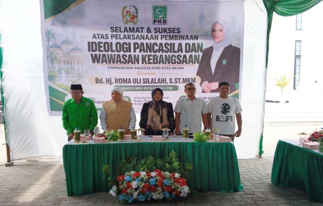 Wakil Ketua Fraksi Hanura-PKB DPRD Medan, Roma Uli Silalahi, menyanyikan lagu Indonesia Raya pada gelaran Wasbang Oktober 2026 di Marelan
