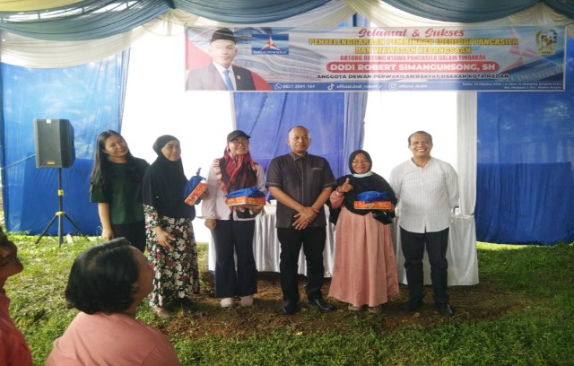 Wakil Ketua Fraksi Partai Demokrat DPRD Medan, Dodi Robert Simangunsong, foto bersama usai menggelar Wasbang di Medan Amplas
