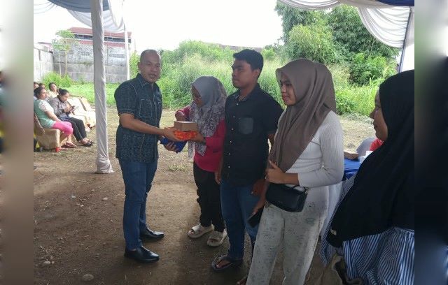 Wakil Ketua Fraksi Partai Demokrat, Dodi R Simangunsong, berikan souvenir usai gelar Sosper X TA 2026 di Medan Amplas