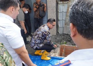 Wali Kota Medan, Rico Tri Putra Bayu Waas, letakkan batu pertama pembangunan tiang listrik