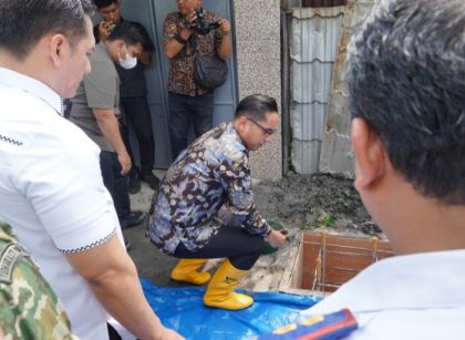 Wali Kota Medan, Rico Tri Putra Bayu Waas, letakkan batu pertama pembangunan tiang listrik