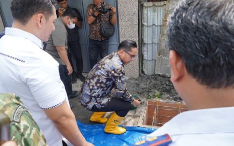 Wali Kota Medan, Rico Tri Putra Bayu Waas, letakkan batu pertama pembangunan tiang listrik