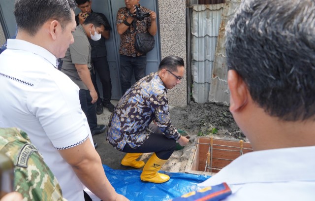 Wali Kota Medan, Rico Tri Putra Bayu Waas, letakkan batu pertama pembangunan tiang listrik
