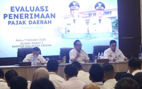 Wali Kota Medan, Rico Tri Putra Bayu Waas, pimpin rapat evaluasi penerimaan PAD