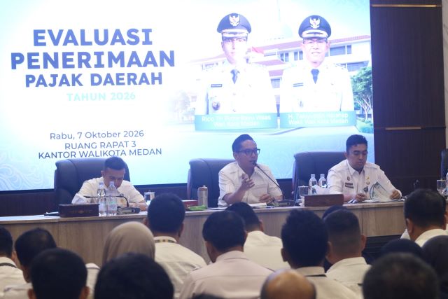 Wali Kota Medan, Rico Tri Putra Bayu Waas, pimpin rapat evaluasi penerimaan PAD