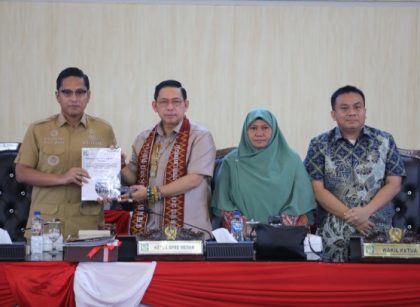 Wali Kota Medan, Rico Tri Putra Bayu Waas, serahkan nota jawaban RAPBD 2027 ke DPRD