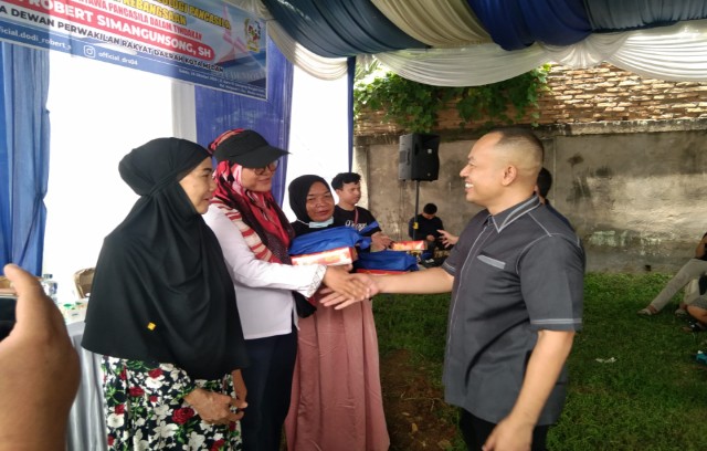 Wakil Ketua Fraksi Partai Demokrat DPRD Medan, Dodi Robert Simangunsong, menyalami warga usai menggelar Pembinaan Ideologi Pancasila & Wasbang di Medan Amplas